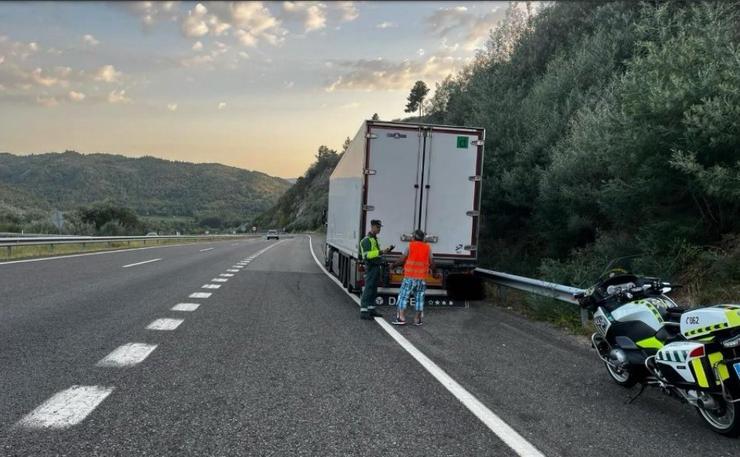 Interceptado en Verín un camioneiro que quintuplicaba a taxa de alcol máxima permitida. GARDA CIVIL / Europa Press