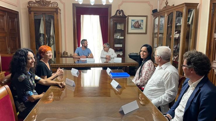 O tenente de alcaldesa, Rubén Arroxo (i), e o embaixador de Cuba en España, Marcelino Medina (d), durante a reunión mantida este luns en presenza do resto da delegación cubana na casa consistorial lucense. En Lugo, a 12 de agosto de 2024. / Europa Press