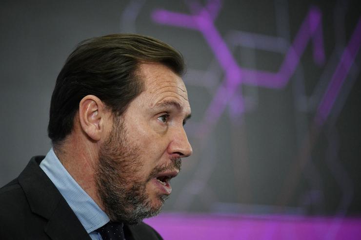 O ministro de Transportes e Mobilidade Sustentable, Óscar Puente, comparece ante os medios de comunicación para trasladar información sobre actuacións de servizo público ferroviario / Fernando Sánchez - Arquivo