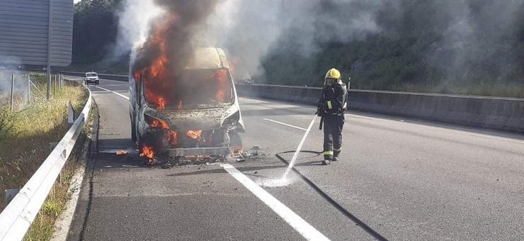 Incendio dun vehículo. CONSORCIO DE BOMBEIROS 