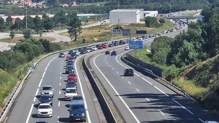 Atasco na Vía do Salnés á entrada de Sanxenxo / Concello de Sanxenxo - Arquivo