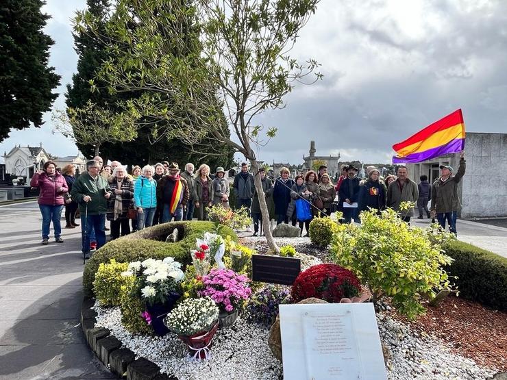 Familiares de persoas lucenses represaliadas polo franquismo concéntranse no cemiterio municipal de San Froilán, en Lugo, xunto á glorieta onde consideran que debe de ser instalado o memorial en recordo das vítimas.. ARMH / Europa Press