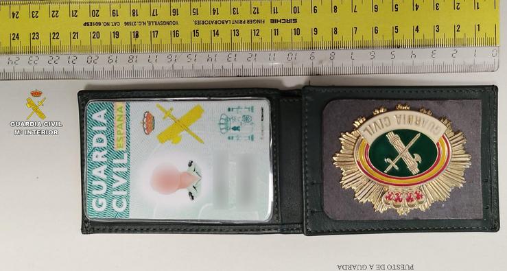 Placa falsa de Garda Civil intervida a un condutor de 64 anos que tivo unha disputa con outro no centro urbano da Guarda (Pontevedra).. GARDA CIVIL / Europa Press