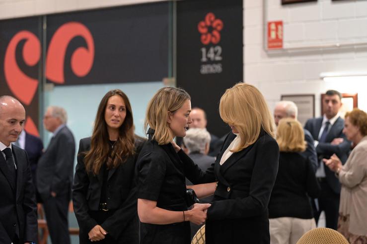 A presidenta de Inditex, Marta Ortega, dálle o pésame á muller de Santiago Rey Fernández-Latorre durante o seu velorio no museo Santiago Rey Fernández-Latorre, a 28 de agosto de 2024, A Coruña, Galicia (España). Santiago Rey Fernández-Latorre (A Cor. M. Dylan - Europa Press / Europa Press