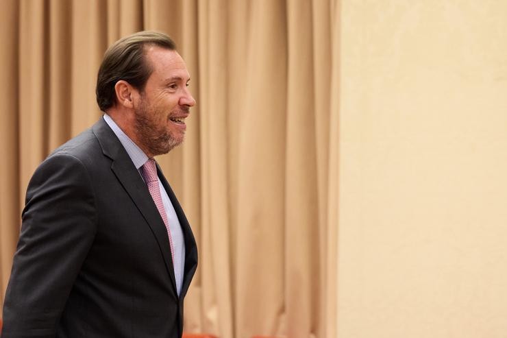 O ministro de Transportes e Mobilidade Sustentable, Óscar Puente, chega á Comisión de Transportes e Mobilidade Sustentable do Congreso dos Deputados. Jesús Hellín - Europa Press
