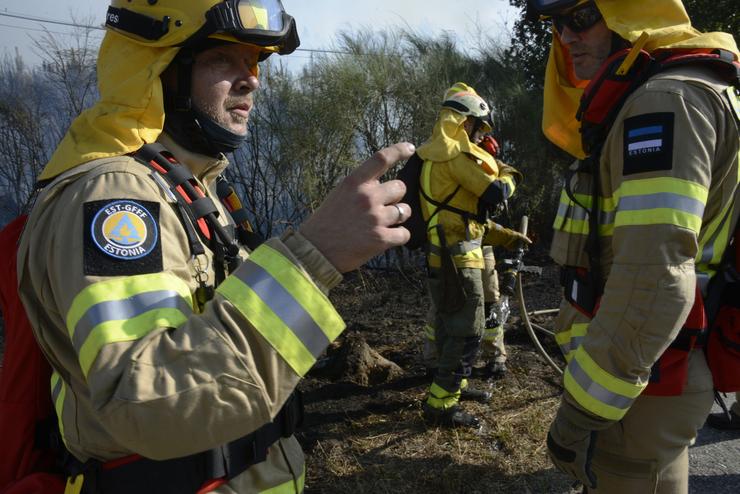 Bombeiros durante a extinción dun incendio. Rosa Veiga - Europa Press / Europa Press