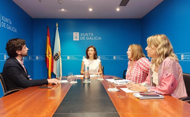 A conselleira de Medio Ambiente e Cambio Climático, Ángeles Vázquez, e o vicepresidente segundo do Comité de Asuntos Constitucionais do Parlamento Europeo, Adrián Vázquez, manteñen unha reunión / XUNTA