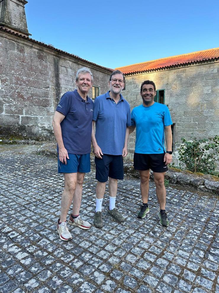 O presidente da Xunta, Alfonso Rueda, xunto co expresidente do Goberno Mariano Rajoy o presidente da Deputación de Pontevedra, Luís López / @ALFONSORUEDA