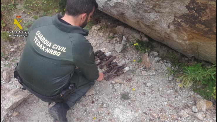 Explosivos da Guerra Civil localizados nunha vivenda de Noia.. GARDA CIVIL
