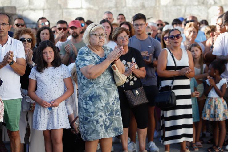 Familiares, veciños e amigos dun dos tripulantes falecidos do ?Argos Xeorxia