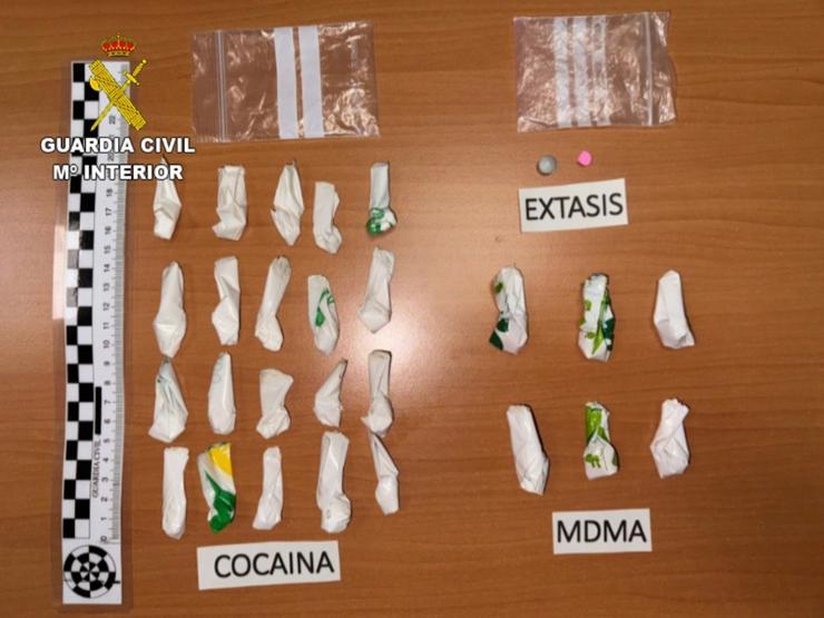 A Garda Civil identifica a dúas persoas en Bueu por tráfico de drogas / GARDA CIVIL