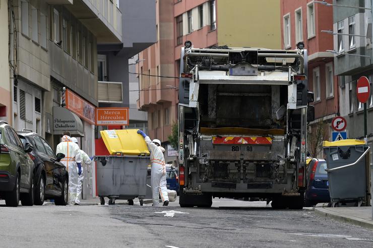 Operativo de limpeza durante a emerxencia sanitaria na Coruña pola acumulación de lixo / M. Dylan - Arquivo