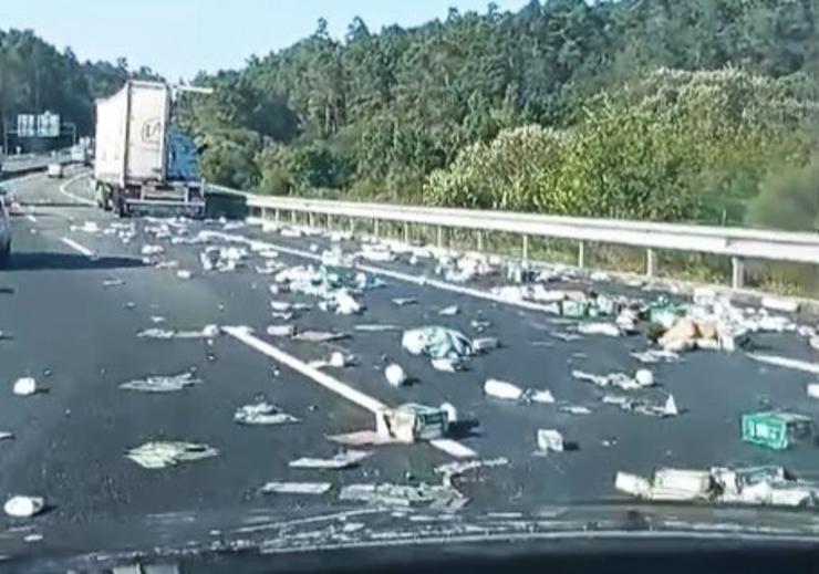 Leite esparexido pola AP-9 tras o choque entre dous camións / Grupos de WhatsApp