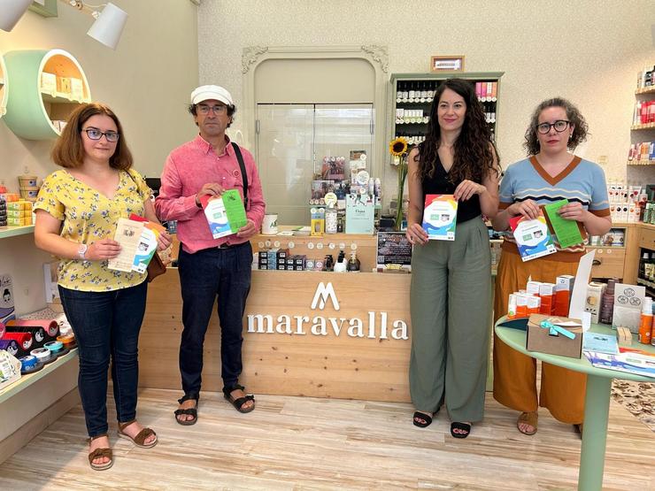 A directora do Refuxio de Bando, Olalla García; o concelleiro de Sustentabilidade Ambiental do Concello de Santiago, Xesús Domínguez; a concelleira de Dereitos e Servizos Sociais, María Rozas; e a propitaria de Maravalla, Ana Porto / Europa Press