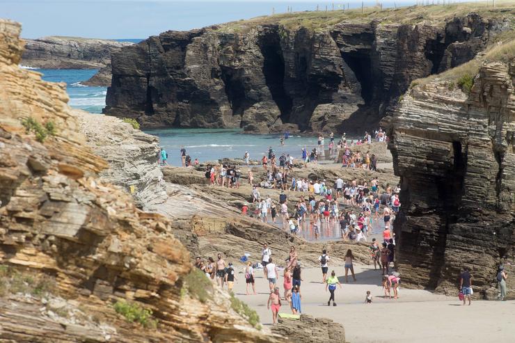 Arquivo - Turistas pasean pola praia das Catedrais, a 15 de agosto de 2021, en Ribadeo, Lugo, Galicia (España). A praia das Catedrais ou As Catedrais mantense como un dos principais atractivos turísticos da costa lucense. A contorna t. Carlos Castro - Europa Press - Arquivo / Europa Press