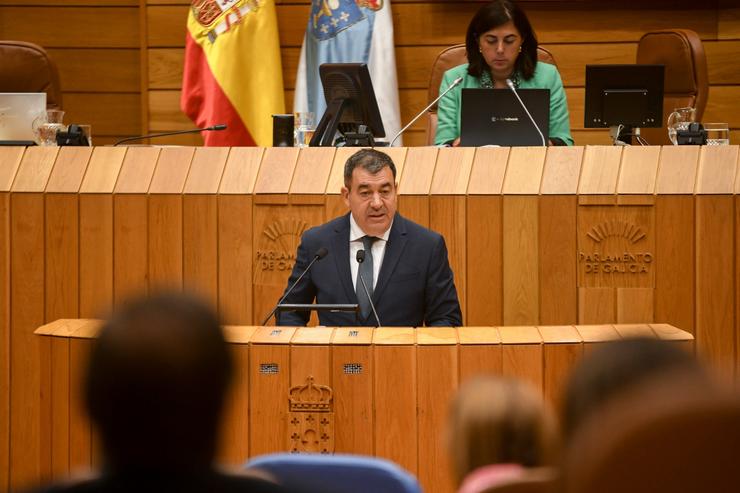 O conselleiro de Educación, Ciencia, Universidades e FP, Román Rodríguez, comparece no Parlamento de Galicia.. XUNTA / Europa Press