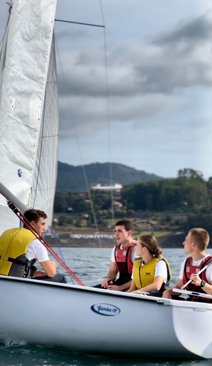 A princesa de Asturias, Leonor de Borbón Ortiz, navega na ría de Pontevedra.. ARMADA / Europa Press