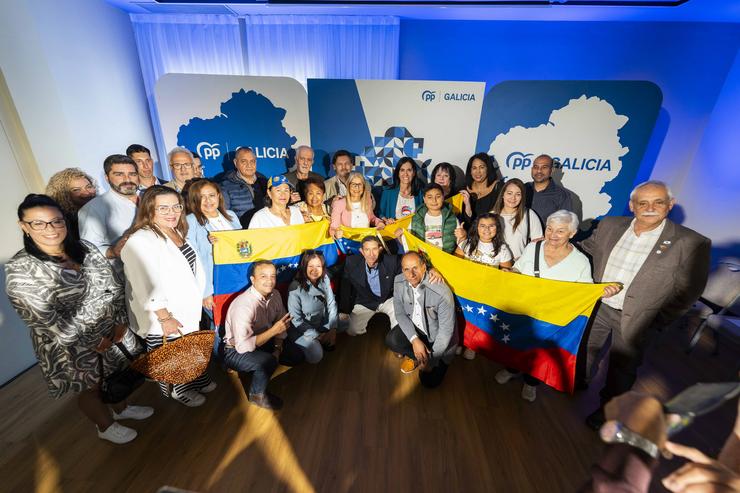 A secretaria xeral do PPdeG, e o responsable de Emigración do PP, Antonio Rodríguez Miranda, reúnese con intengrantes da comunidade venezolana en Galicia. PPDEG / Europa Press