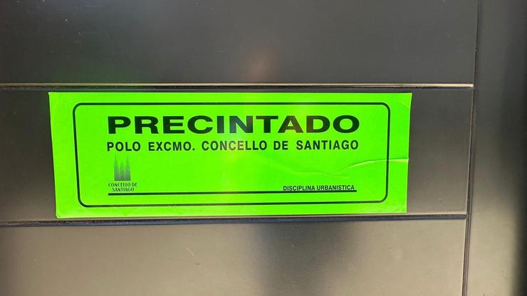 Edificio na rúa do Espírito Santo de Santiago precintado polo Concello por ter tres vivendas turísticas sen licenza municipal.. CEDIDA A EUROPA PRESS / Europa Press