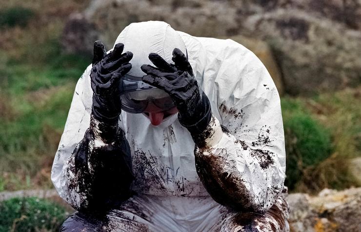 Arquivo - MUXÍA, GALICIA, ESPAÑA - 16 DE NOVEMBRO DE 2002: Grupos de voluntarios limpan a costa da localidade galega de Muxía de petroleo despois de que a marea arrastrase o chapapote cara á costa galega tras o derrame provocado polo hundimi. Álvaro Ballesteros - Arquivo / Europa Press