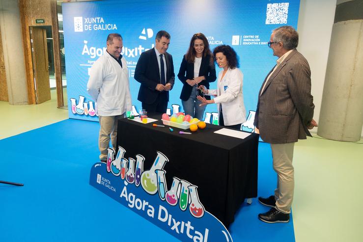 O conselleiro de Educación, Ciencia, Universidades e FP, Román Rodríguez, e a directora xeral de Innovación  Educativa, Judith Fernández, na presentación de 