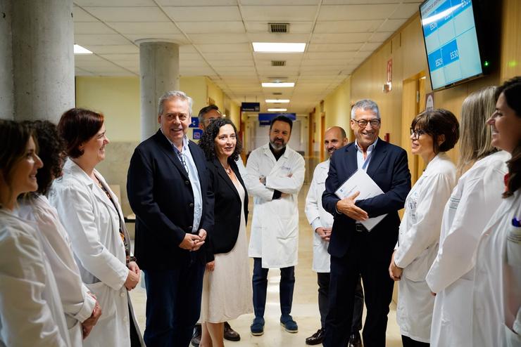 O conselleiro de Sanidade, Antonio Gómez Caamaño, acompañado do xerente da área sanitaria da Coruña e Cee, Luís Verde Remeseiro, visita a nova unidade de psicogeriatría do centro de saúde de Ou Ventorillo. XUNTA / Europa Press