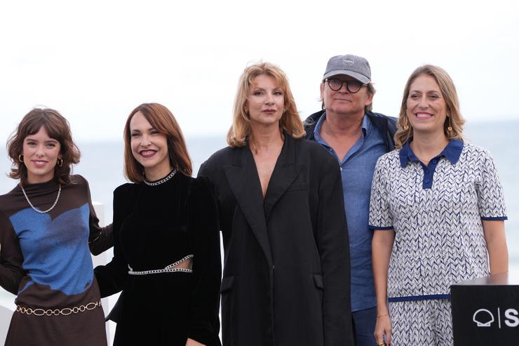 (I-D) A actriz Alba Planas, a directora Paula Ortiz, a actriz Najwa Nimri e os produtores Stefan Schmitz e María Contreras durante o photocall da película ?A virxe vermella?, no Festival de Cinema de San Sebastián, a 22 de setembro de 2024, en S. Unanue - Europa Press / Europa Press