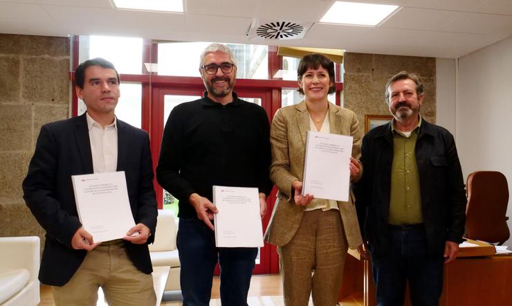 Os profesores da UDC José Antonio Branco e Carlos Aymerich xunto á portavoz nacional do BNG, Ana Pontón, e o deputado Luís Bará na presentación dun estudo sobre a AP-9. BNG / Europa Press