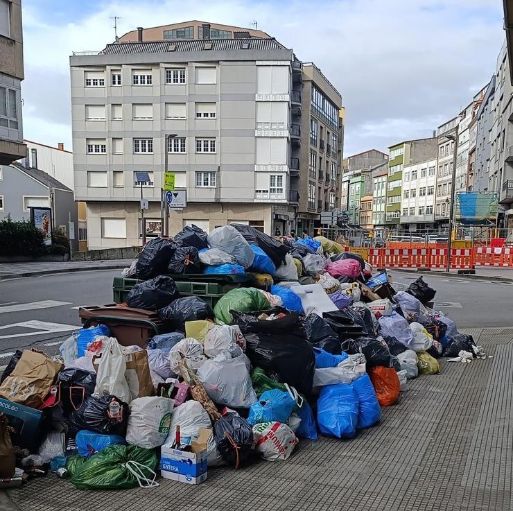 Lixo acumulado nun colector en Carballo / EUROPA PRESS - Arquivo