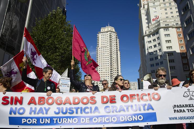 Varias persoas durante unha manifestación de avogados afectados pola mutualidade, a 28 de setembro de 2024, en Madrid (España). A Asociación Nacional de Afectados pola mutualidade da Avogacía (Anama) saen este sábado ás rúas de Madrid para p. Jesús Hellín - Europa Press / Europa Press