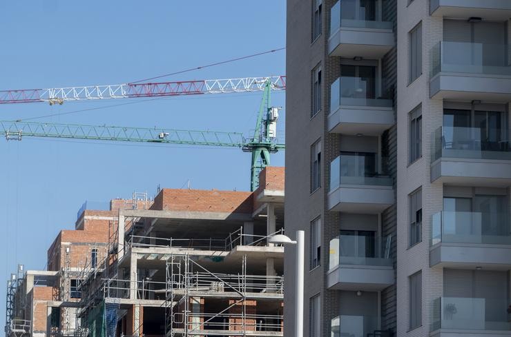 Edificios de vivendas en construción / Alberto Ortega - Arquivo