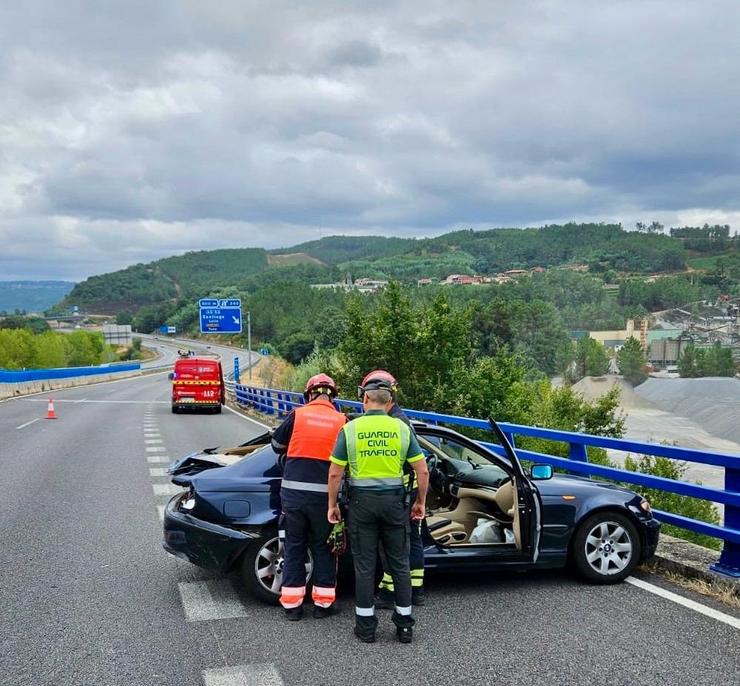 Saída de vía na A-52. GARDA CIVIL DE OURENSE / Europa Press