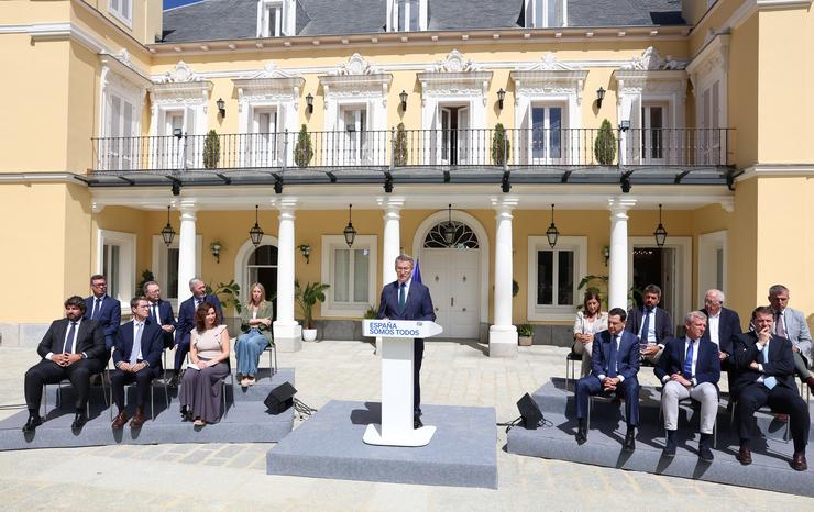 O presidente do PP, Alberto Núñez Feijóo, durante unha rolda de prensa posterior á reunión cos baróns do PP, no Palacio dos Duques de Pastrana.. Marta Fernández - Europa Press / Europa Press