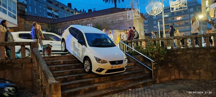 Coche encaixado nunha escaleira en Sanxenxo / CONCELLO DE SANXENXO
