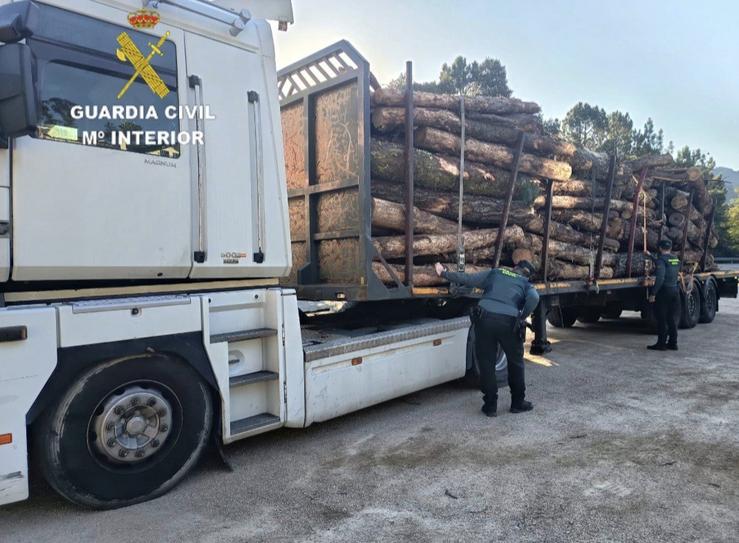 Camión coa madeira subtraída 