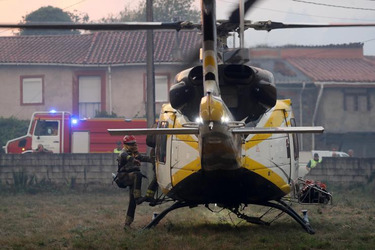 Varios bombeiros forestais tratan de extinguir o lume en Lornís, a 18 de setembro de 2025, en Pantón, Lugo, Galicia (España).. Carlos Castro - Europa Press 