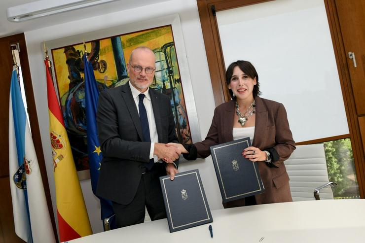A conselleira de Economía e Industria, María Jesús Lorenzana, asina unha memoria de cooperación coa Empresa Común Sesar XO, Andreas Boschen / XUNTA
