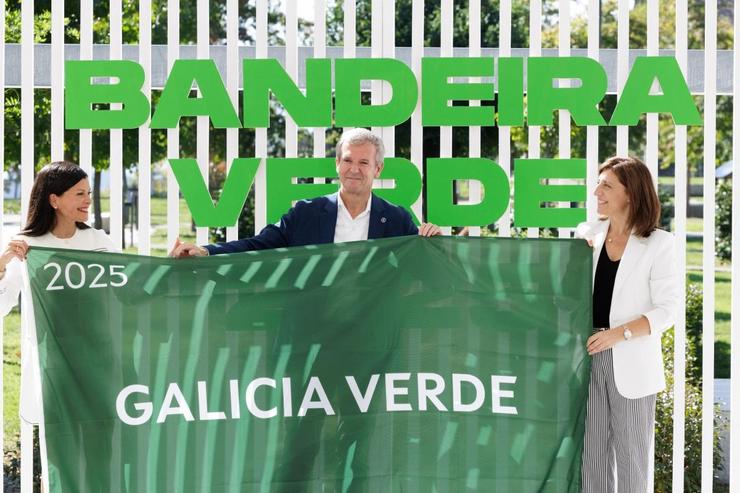 Acto de entrega da distintivos Bandeira Verde de Galicia, no que participa o presidente da Xunta, Alfonso Rueda / Xunta