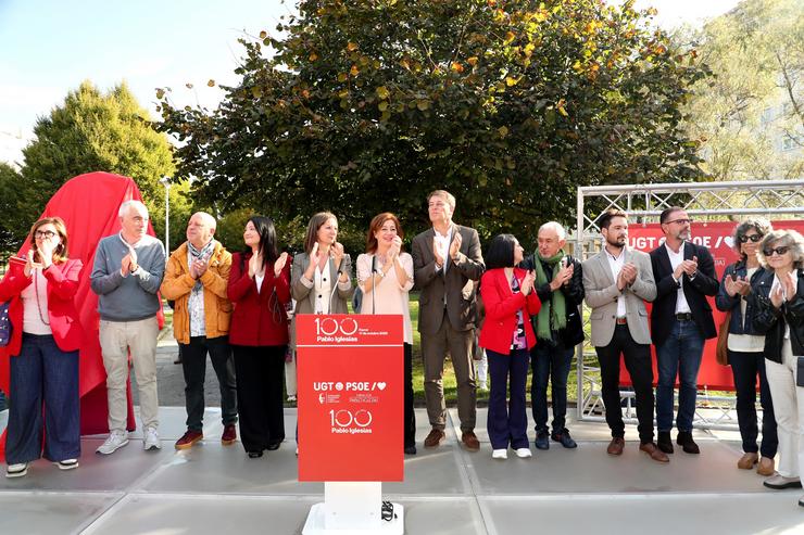 A presidenta do Congreso, Francina Armengol (c), o secretario xeral do PSdeG, José Ramón Gómez Besteiro (7d), a secretaria de Organización do PSOE, Rebeca Torró (6d), o secretario xeral da UXT, Pepe Álvarez (5d), o secretario xeral de UXT. Raúl Lomba - Europa Press 