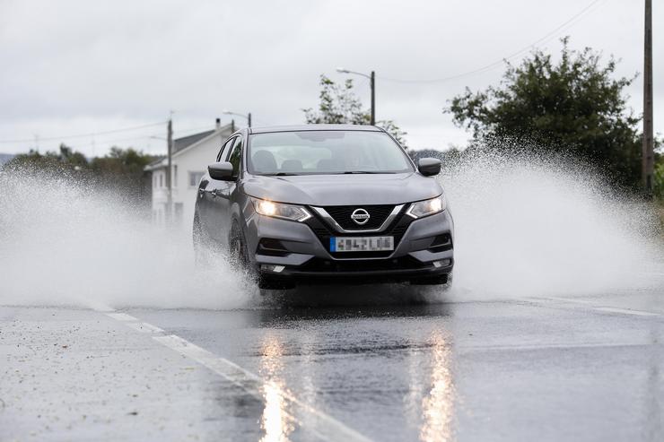 Arquivo - Un coche circula por unha estrada alagada polo desbordamento do río Anllo, a 9 de outubro de 2024, en Ou Santo, Vilalba, Lugo, Galicia (España).. Carlos Castro - Europa Press - Arquivo / Europa Press
