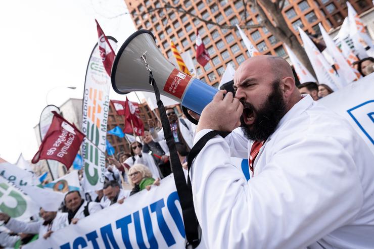 Arquivo - Decenas de persoas durante unha concentración dos sindicatos médicos fronte ao Ministerio de Sanidade, a 13 de febreiro de 2025, en Madrid (España).. Diego Radamés - Europa Press - Arquivo 