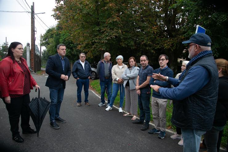 O presidente da Deputación da Coruña, Valentín González Formoso, anuncia nunha reunión coa veciñanza o informe favorable de Patrimonio da Xunta para executar a mellora do punto negro da estrada DP 0810 en San Paio, Bergondo. DEPUTACIÓN DA CORUÑA 