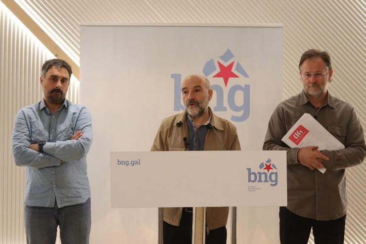 O portavoz nacional do BNG, Néstor Rego, en rolda de prensa xunto ao secretario xeral da CIG, Paulo Carril.. BNG 