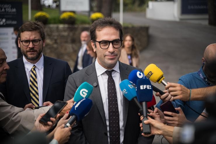 O ministro de Economía, Carlos Corpo, ofrece declaracións aos medios á súa chegada á segunda xornada do ?Foro da Toja'.. Elena Fernández - Europa Press 