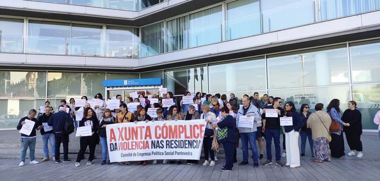 Concentración en Vigo de traballadores de residencias de maiores.