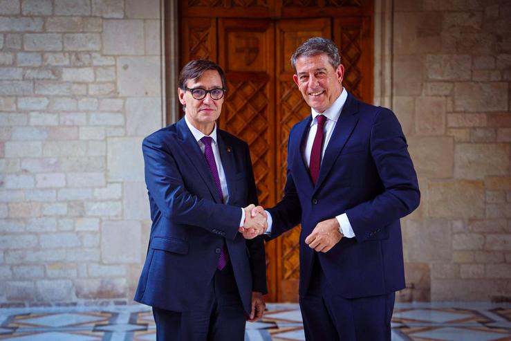 O secretario xeral do PSdeG, José Ramón Gómez Besteiro, co presidente da Gneralitat e do PSC, Salvador Illa 