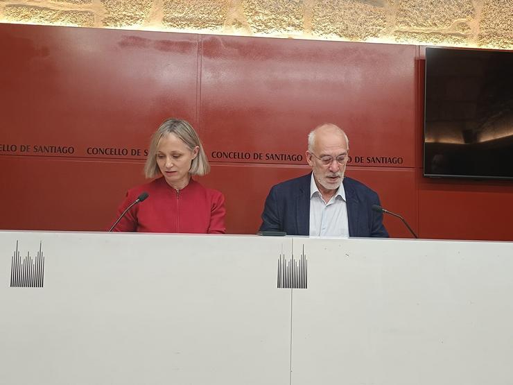 Os edís do PSOE de Santiago Marta Abal e Gumersindo Guinarte 