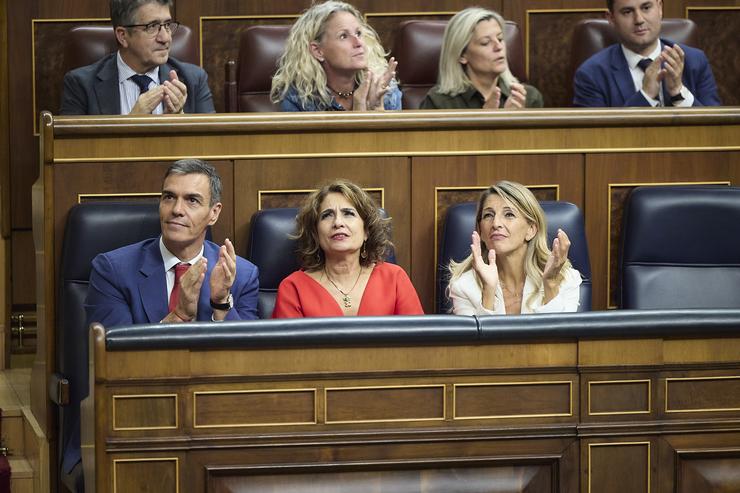 (I-D) O presidente do Goberno, Pedro Sánchez; a vicepresidenta primeira e ministra de Facenda, María Jesús Montero; e a vicepresidenta segunda e ministra de Traballo e Economía Social, Yolanda Díaz; tras a aprobación da Lei de Mobilidade Sustentable. Jesús Hellín - Europa Press 