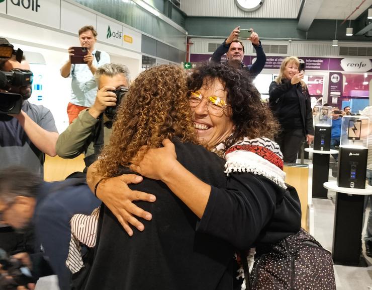 A activista Sandra Garrido chega a Santiago tras estar presa en Israel por participar na flotilla da liberdade a prol de Gaza e Palestina/ NICOLÁS SATRIANO / Europa Press