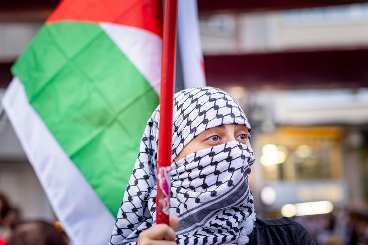 Unha persoa durante unha concentración en apoio á Global Sumud Flotilla, a 2 de outubro de 2025, en Santiago de Compostela, A Coruña, Galicia (España). A concentración prodúcese tras ser interceptada por Israel a Global Sumud Flotilla, para esixir a. Agostime - Europa Press 